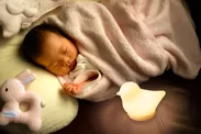 赤ちゃんとLED授乳ランプ