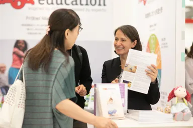 活発な商談風景(保育博2019より)