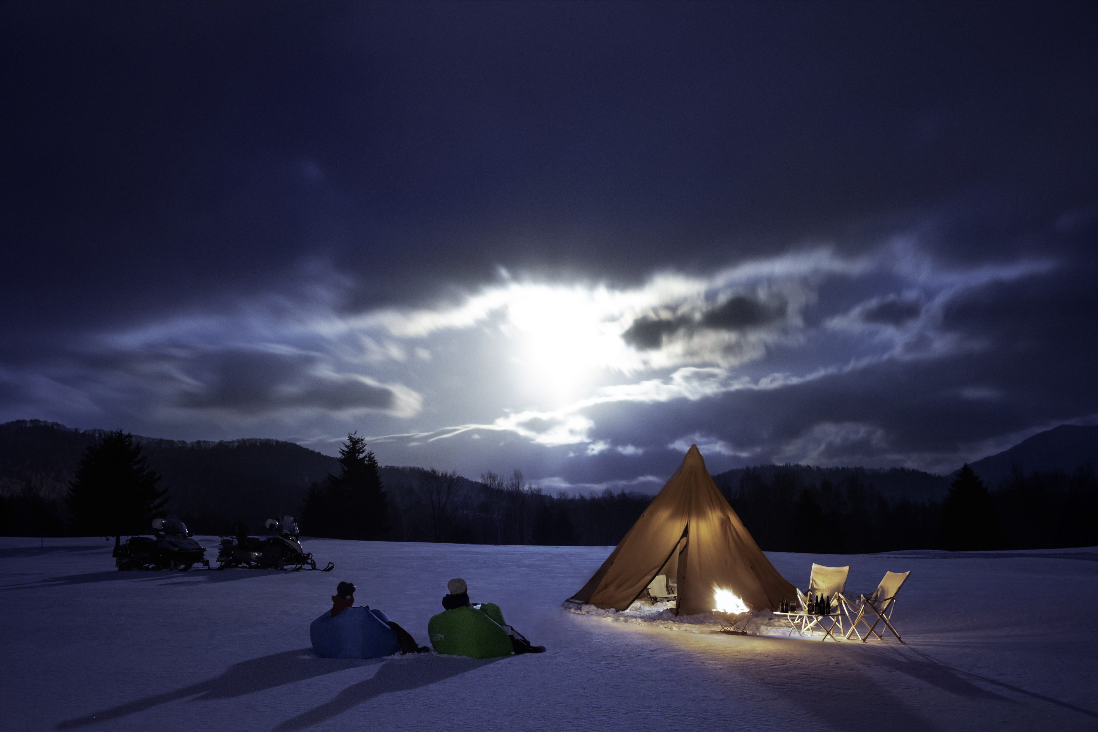 星野リゾート　トマム月夜に雪原を駆け巡る「月光スノーモービルツアー」を開催期間：2019年12月11日～13日、2020年1月10日～12日2020年2月8日～10日、2020年3月9日～11日