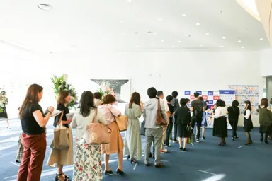 著者星と直接話すお客様方の列