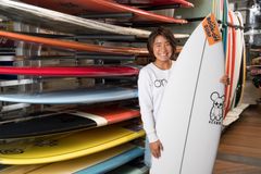 ブックオフが2019年サーフィン日本代表「波乗りジャパン」強化指定選手の中塩佳那選手(15歳)とスポンサー契約を締結