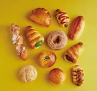 ホットケーキミックスで人気の菓子パン:丸パン、メロンパン、コッペパン、あんパン、クリームパン、揚げドーナツなど、すべて1種類の生地でOK！