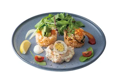 麹漬けサーモンライスとナムルライスのサラダプレート