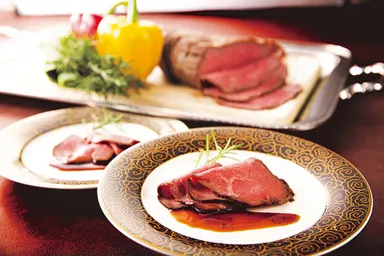 牛ロース肉のローストビーフジャーマンポテト添え