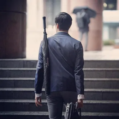 傘を背負っている様子