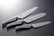 シリーズは三種類　上からシェフナイフ 18cm、三徳包丁 18cm、ペティナイフ 13cm