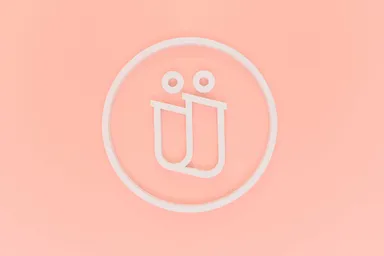 ドイツ語「Uウムラウト」をモチーフにしたロゴで共に目標に向かう会員とトレーナーを表現