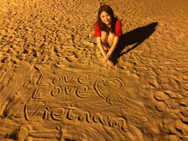 大野いとさん(ベトナム・砂浜)