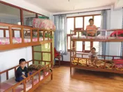 KTSが運営する孤児院の寝室(ドミトリー)にて。子どもたちが安心して笑顔で暮らせる場所を提供しています