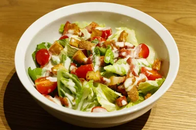 ロメインレタスとベーコンのホエイシーザーサラダ