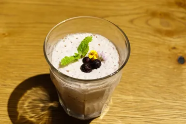 りんご、人参、ブルーベリーのホエイスムージー