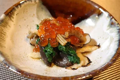 先付　春菊と天然舞茸の浸し　新いくらかけ