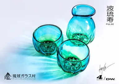 004_波琉寿_トックリ+グラスセット_カラー_さんご_光の変化が魅力