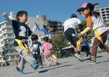 楽しく体を動かす子どもたち