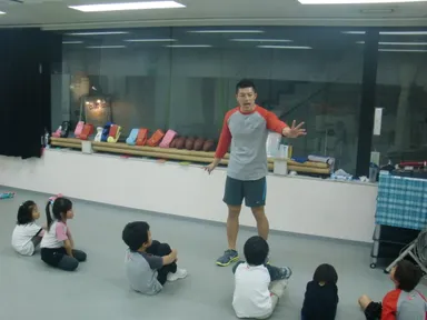 英語の指示を聞く子どもたち