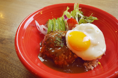 あの“飲めるハンバーグ”がロコモコに！北千住でイケてる(!?)カフェ《Cafe Kitchen T.D.F.》が11月7日にオープン　期間限定で樽スパークリングワイン飲み放題が30分間無料！