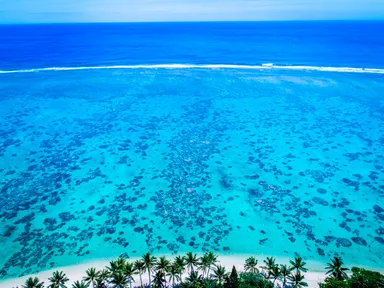 ラロトンガ島のビーチ　Photo: David Kirkland