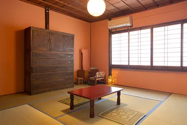 ベンガラ壁の8畳和室