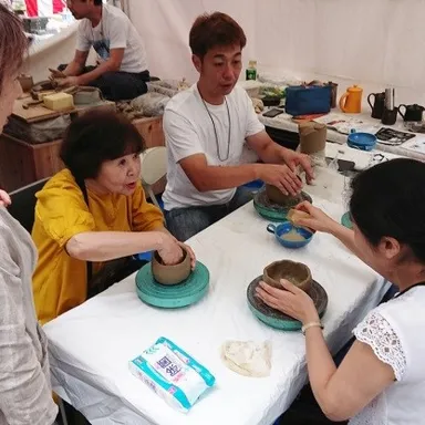 信楽焼伝統工芸士の指導による作陶体験