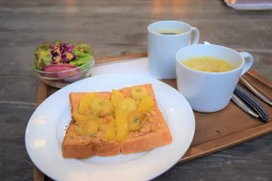 オレンジとバナナのピーナッツオープンサンド