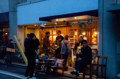 夜も軒先が賑わう