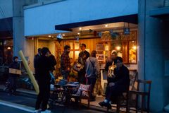 夜も軒先が賑わう