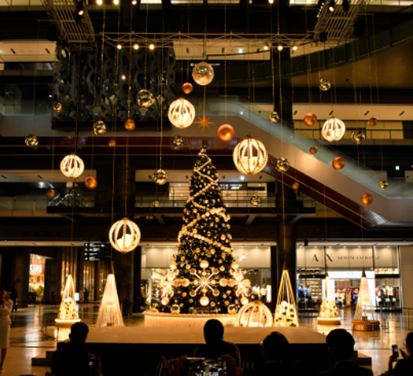 クリスマスシーズン到来
グランフロント大阪ではパールやジュエリーを
イメージしたラグジュアリーなオーナメントツリー
「Brilliant Tree」が点灯
