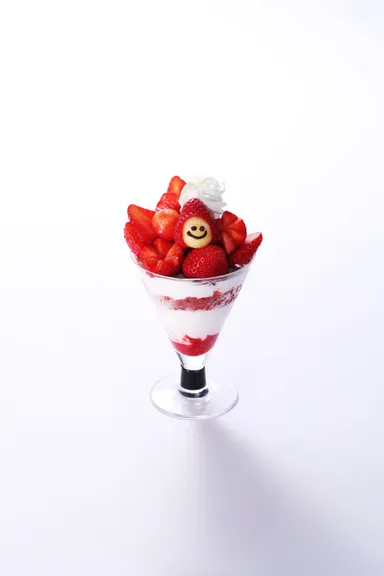 タカノフルーツパーラー 栃木県産とちおとめ苺のスマイルパフェ　1,600円(＋税)
