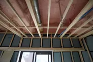 断熱施工写真：天井にウレタンフォームを吹き付けます。
