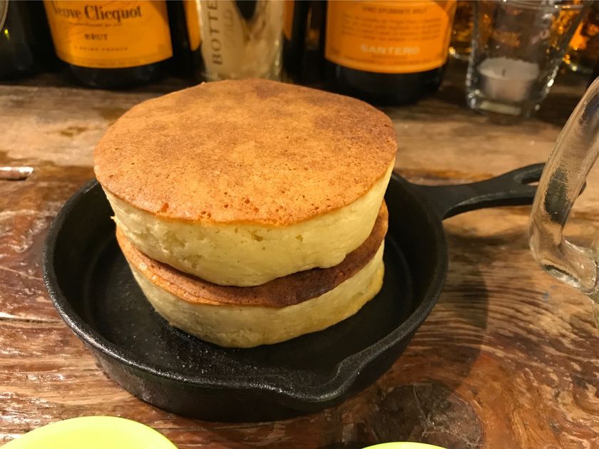 自家製バターの濃厚風味！分厚い間借りホットケーキでほっと一息！
Cafe Pippi が下北沢にオープン！