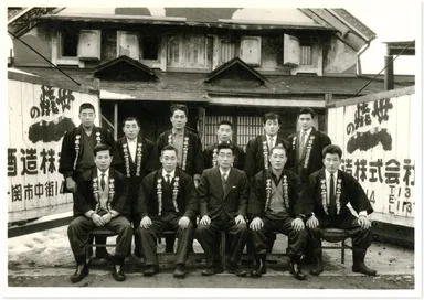 二代目の際に醸造していたスタッフ　中央が二代目 佐藤正