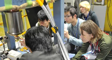 【4日目】BL18 千手での実習の様子。「この先端に試料を接着剤で付けます」