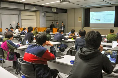 【6日目】プレゼンテーション1位に輝いたミュオンS1の発表の様子。