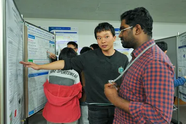 【3日目】ポスターセッションでは参加者同士がお互いの研究分野について説明し合った