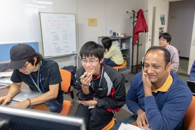 【5日目】BL11 Planetの実習の様子。他のBLより早くプレゼン資料の作成に取り掛かった。