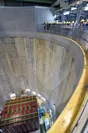 【2日目】J-PARC見学の様子。33.5m下のニュートリノの前置検出器を覗き込む。