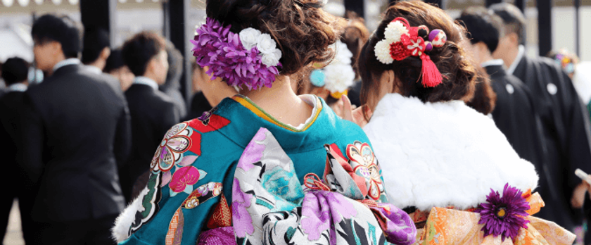 屋久島おおぞら高校卒業生が一足早い“成人式”
～思い出の学び舎で～
屋久杉を使った成人証書を贈呈