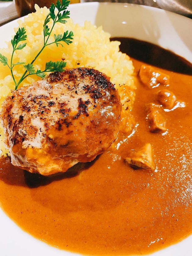 構想から半年！「海老とトマトのクリームカレー」を発表！
経堂ＰＬＵＳの３種類のカレーがとうとう完成！