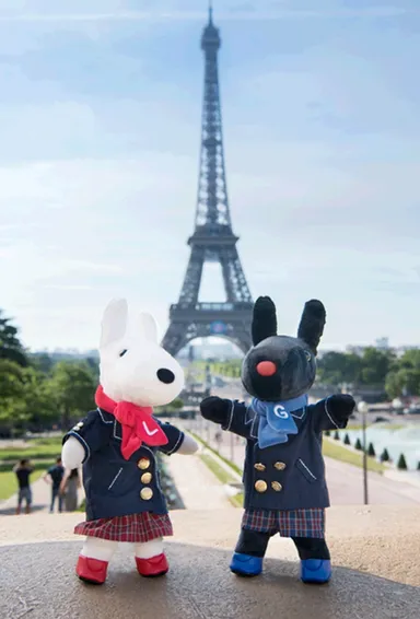 雑誌『VERY』コラボで誕生、モデルの滝沢眞規子さんがデザインした服を着たぬいぐるみも数量限定で販売