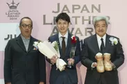 (左から)長濱審査員長、グランプリの吉田 真也氏、岩崎会長
