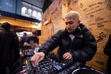 会場内ＤＪプレイ