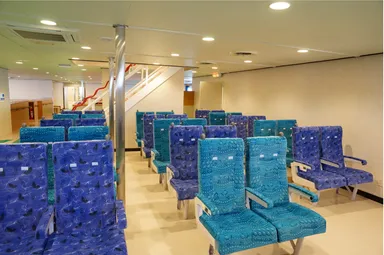 ＜船内前方の椅子席＞