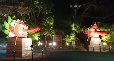 鞍馬駅前の新・旧大天狗