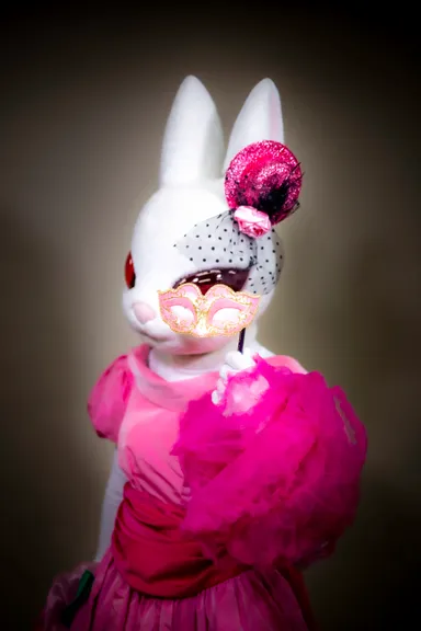 カーニバルの衣裳に身を包んだエイミー