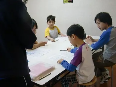 いつもは体を動かすスタジオで英語の授業