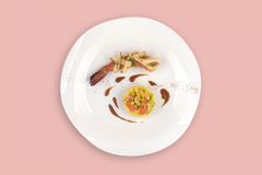 トリと海老の1皿、パエーリャ風ライスの付け合わせ　イメージ写真