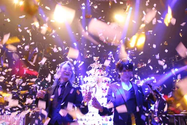 愛夢路澪とDJ社長のシャンパン投入写真