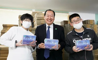 市長と障がい者が一緒に作業