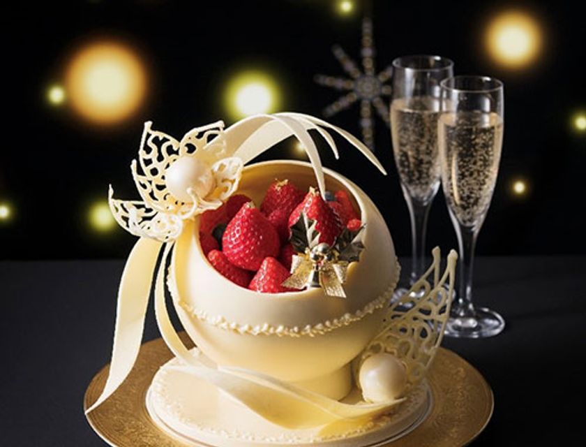 ブランド苺「さくらももいちご」がぎっしり＆繊細なチョコ細工が映える
1台2万円「2019年 プレミアム・クリスマスケーキ」
2019年11月25日（月）より　テイクアウトコーナーにて予約受付開始