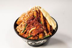 すた丼屋から「牛」×「豚」×「鶏」のコラボ丼が爆誕　総肉量290(ニク)g！これを喰わなきゃ2019年は終われない！？11月29日『トリプルすたみな爆肉丼』発売